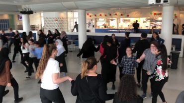 Der øves indmarch og lanciers til