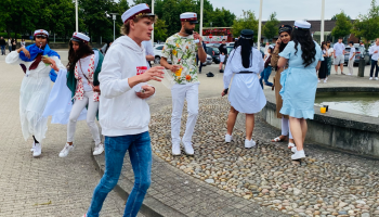 Studenter danser